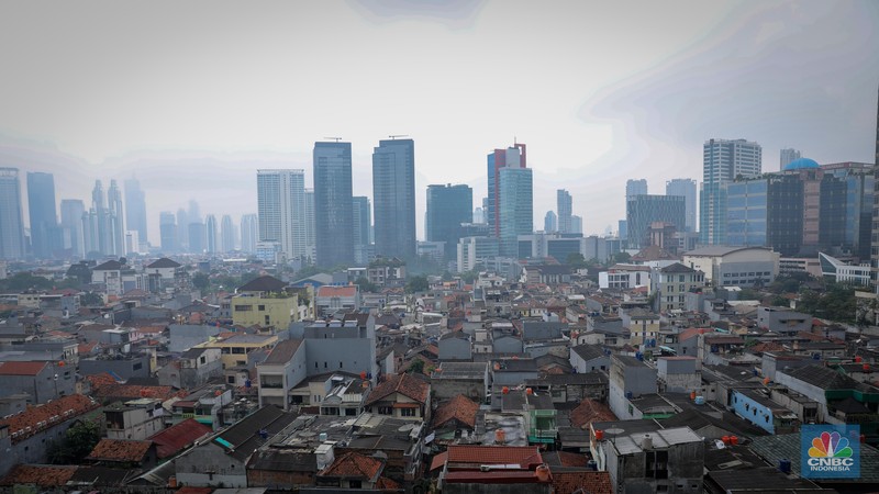 Suasana gedung bertingkat tertutup kabut polusi usai hujan di Jakarta, Kamis (16/6/2023). Suasana gedung bertingkat tertutup kabut polusi usai hujan di Jakarta, Kamis (16/6/2023). (CNBC Indonesia/Faisal Rahman)