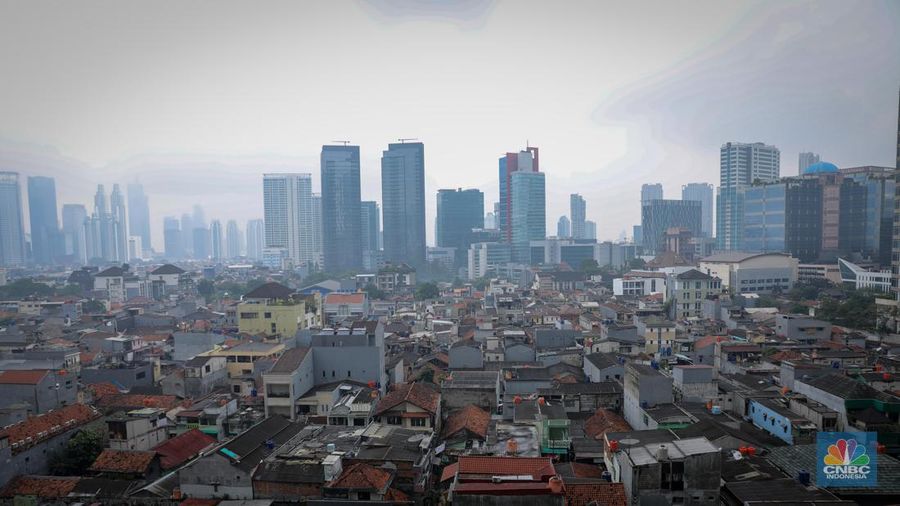 Suasana gedung bertingkat tertutup kabut polisi usai hujan di Jakarta, Kamis (16/6/2023). (CNBC Indonesia/Faisal Rahman)