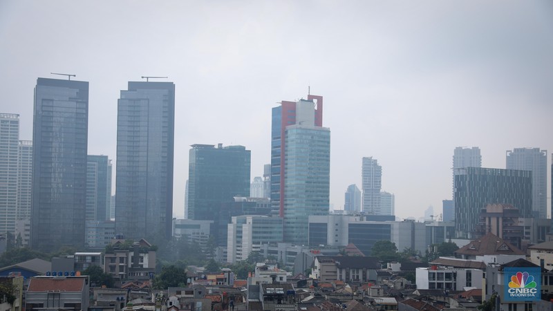 Suasana gedung bertingkat tertutup kabut polusi usai hujan di Jakarta, Kamis (16/6/2023). Suasana gedung bertingkat tertutup kabut polusi usai hujan di Jakarta, Kamis (16/6/2023). (CNBC Indonesia/Faisal Rahman)