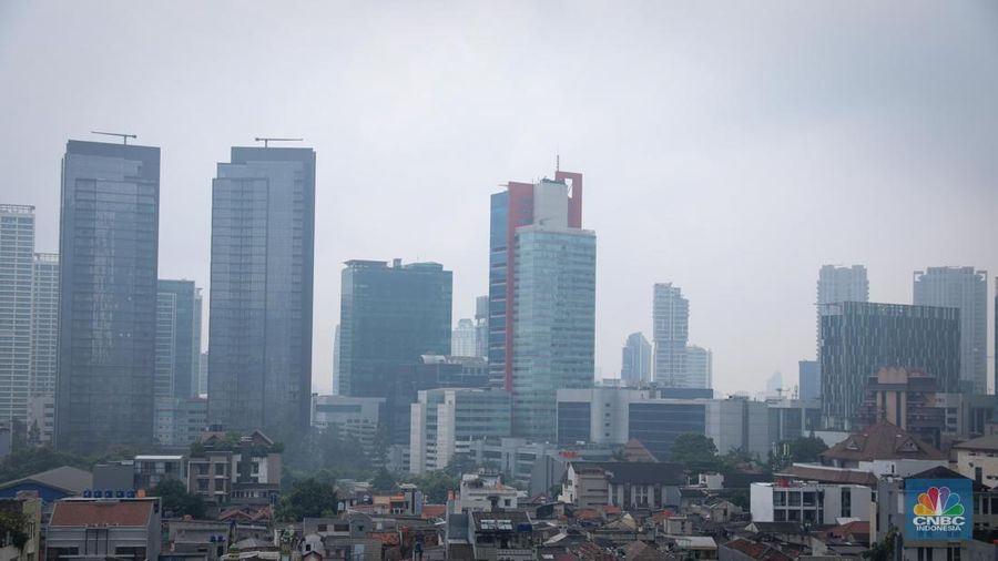 Suasana gedung bertingkat tertutup kabut polusi usai hujan di Jakarta, Kamis (16/6/2023). (CNBC Indonesia/Faisal Rahman)