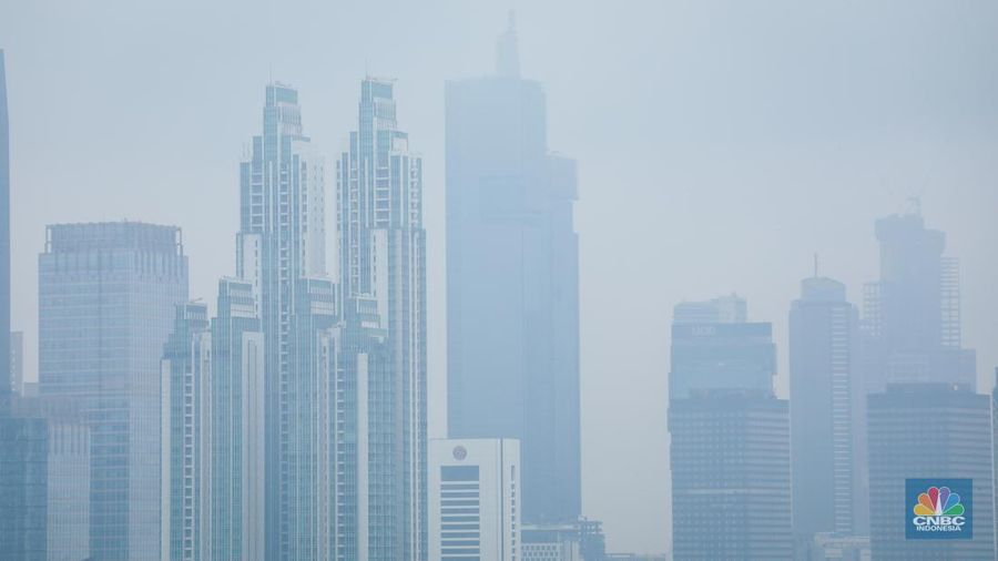 Suasana gedung bertingkat tertutup kabut polusi usai hujan di Jakarta, Kamis (16/6/2023). (²©²ÊÍøÕ¾/Faisal Rahman)