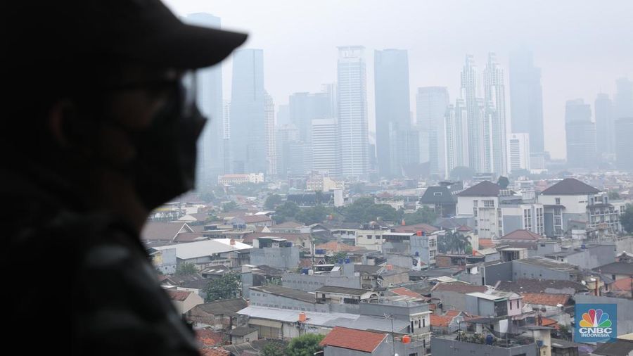 Suasana gedung bertingkat tertutup kabut polusi usai hujan di Jakarta, Kamis (16/6/2023). (CNBC Indonesia/Faisal Rahman)