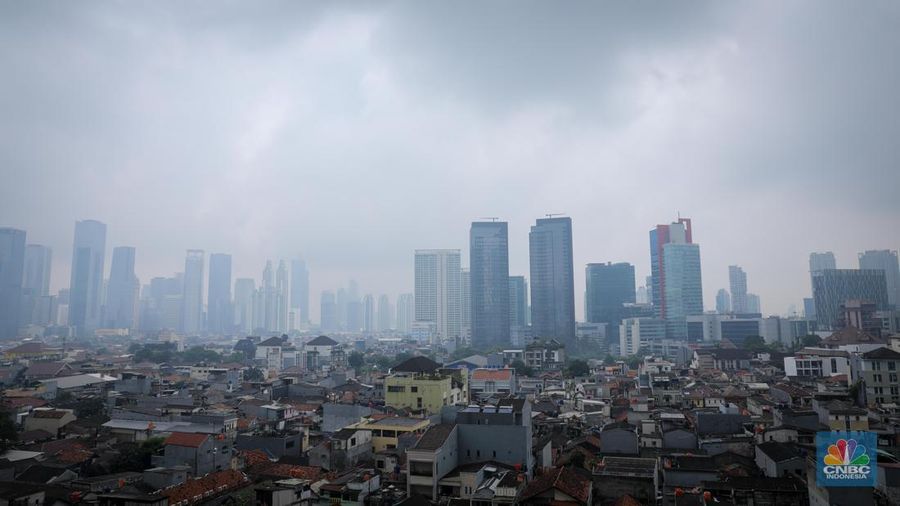 Suasana gedung bertingkat tertutup kabut polusi usai hujan di Jakarta, Kamis (16/6/2023). (CNBC Indonesia/Faisal Rahman)