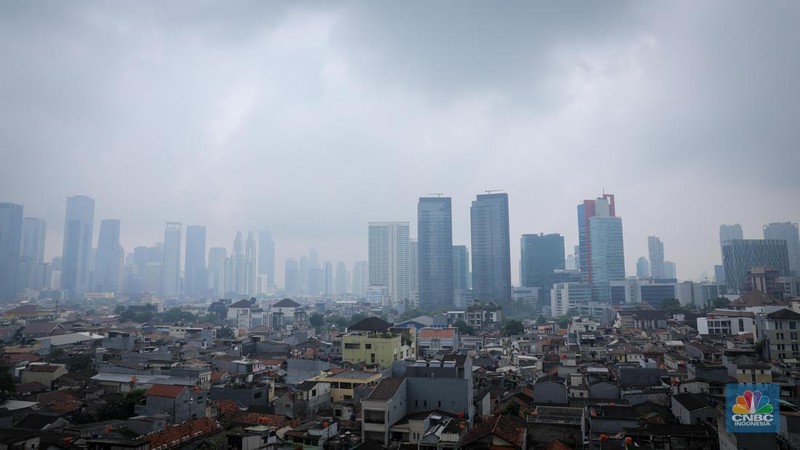 Suasana gedung bertingkat tertutup kabut polusi usai hujan di Jakarta, Kamis (16/6/2023). (CNBC Indonesia/Faisal Rahman)