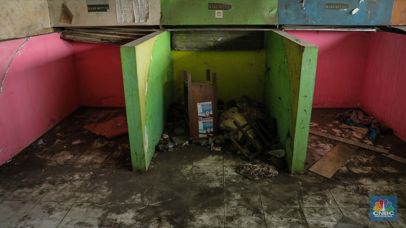 Suasana sepi bekas kios-kios pedagang di Blok G Pasar Tanah Abang, Jakarta, Jumat (16/6/2023). Suasana sepi bekas kios-kios pedagang di Blok G Pasar Tanah Abang, Jakarta, Jumat (16/6/2023). (CNBC Indonesia/Faisal Rahman)
