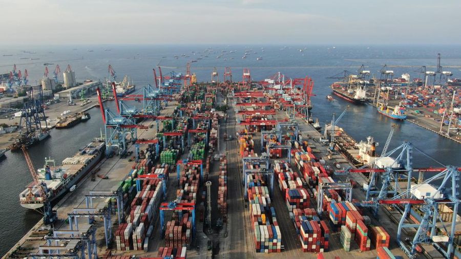 Subholding PT Pelindo Terminal Petikemas (SPTP) memberikan kontribusi melalui setoran kewajiban kepada negara sepanjang tahun 2022 sebesar Rp 1,36 triliun. Jumlah tersebut terdiri dari Rp 1,17 triliun setoran pajak, Rp 5,4 miliar penerimaan negara bukan pajak (PNBP) dan Rp 179,6 miliar berupa konsesi. (Dok. Pelindo)