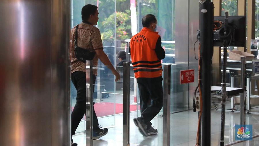 Terdakwa kasus suap pengurusan perkara di Mahkamah Agung (MA) Heryanto Tanaka menutupi wajahnya usai mengikuti sidang secara virtual di Gedung Merah Putih KPK, Jakarta, Jumat (16/6/2023).  (CNBC Indonesia/Muhammad Sabki)