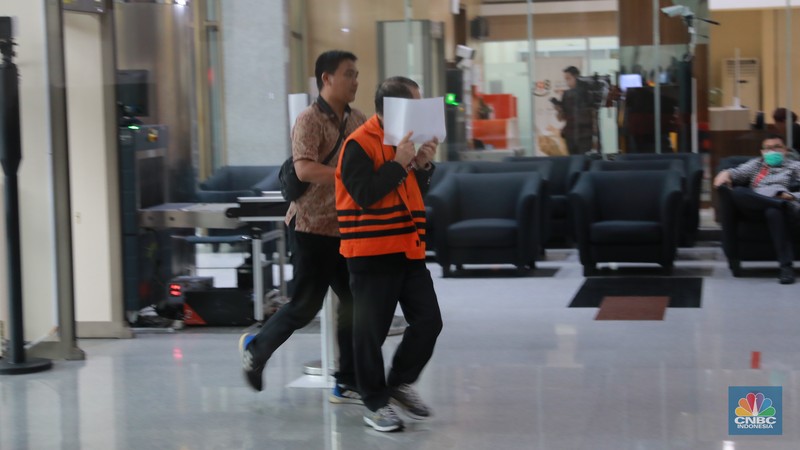 Terdakwa kasus suap pengurusan perkara di Mahkamah Agung (MA) Heryanto Tanaka menutupi wajahnya usai mengikuti sidang secara virtual di Gedung Merah Putih KPK, Jakarta, Jumat (16/6/2023). Terdakwa kasus suap pengurusan perkara di Mahkamah Agung (MA) Heryanto Tanaka menutupi wajahnya usai mengikuti sidang secara virtual di Gedung Merah Putih KPK, Jakarta, Jumat (16/6/2023). (CNBC Indonesia/Muhammad Sabki)