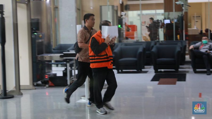 Terdakwa kasus suap pengurusan perkara di Mahkamah Agung (MA) Heryanto Tanaka menutupi wajahnya usai mengikuti sidang secara virtual di Gedung Merah Putih KPK, Jakarta, Jumat (16/6/2023).  (CNBC Indonesia/Muhammad Sabki)