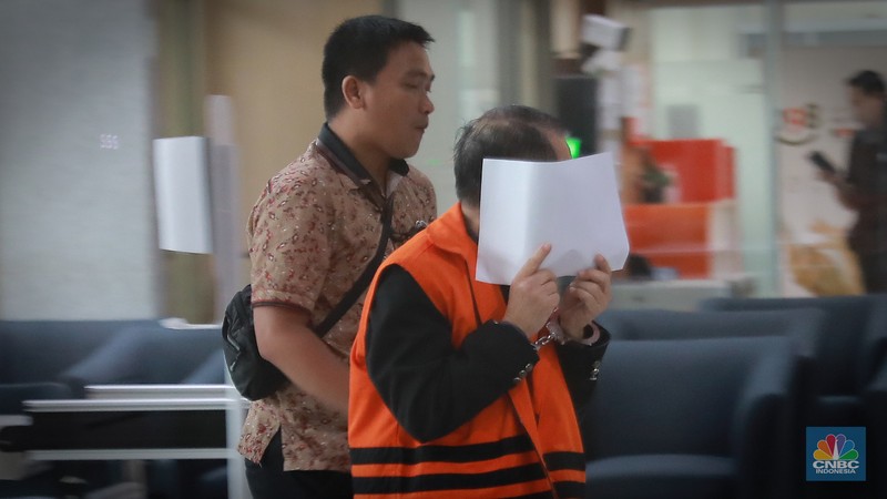 Terdakwa kasus suap pengurusan perkara di Mahkamah Agung (MA) Heryanto Tanaka menutupi wajahnya usai mengikuti sidang secara virtual di Gedung Merah Putih KPK, Jakarta, Jumat (16/6/2023). Terdakwa kasus suap pengurusan perkara di Mahkamah Agung (MA) Heryanto Tanaka menutupi wajahnya usai mengikuti sidang secara virtual di Gedung Merah Putih KPK, Jakarta, Jumat (16/6/2023). (CNBC Indonesia/Muhammad Sabki)