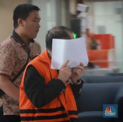 Tutup Wajah Pakai Kertas, Terdakwa Kasus Suap MA Disidang