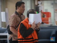 Tutup Wajah Pakai Kertas, Terdakwa Kasus Suap MA Disidang