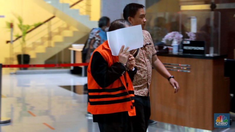 Terdakwa kasus suap pengurusan perkara di Mahkamah Agung (MA) Heryanto Tanaka menutupi wajahnya usai mengikuti sidang secara virtual di Gedung Merah Putih KPK, Jakarta, Jumat (16/6/2023). Terdakwa kasus suap pengurusan perkara di Mahkamah Agung (MA) Heryanto Tanaka menutupi wajahnya usai mengikuti sidang secara virtual di Gedung Merah Putih KPK, Jakarta, Jumat (16/6/2023). (CNBC Indonesia/Muhammad Sabki)
