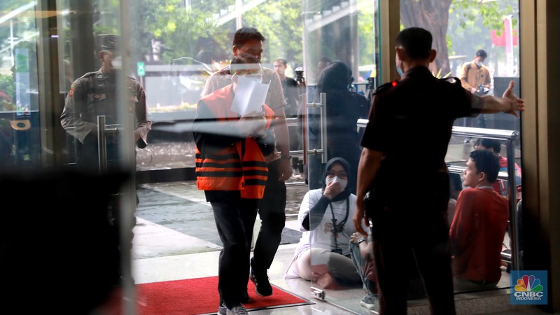 Terdakwa kasus suap pengurusan perkara di Mahkamah Agung (MA) Heryanto Tanaka menutupi wajahnya usai mengikuti sidang secara virtual di Gedung Merah Putih KPK, Jakarta, Jumat (16/6/2023).  (CNBC Indonesia/Muhammad Sabki)