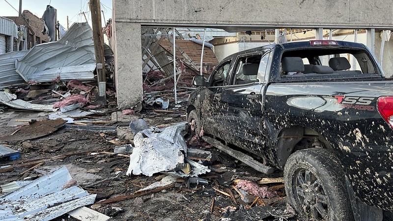 Tornado dahsyat menerjang kota di Texas utara, Amerika Serikat dan menyebabkan kehancuran. (AP/Rand McDonald)