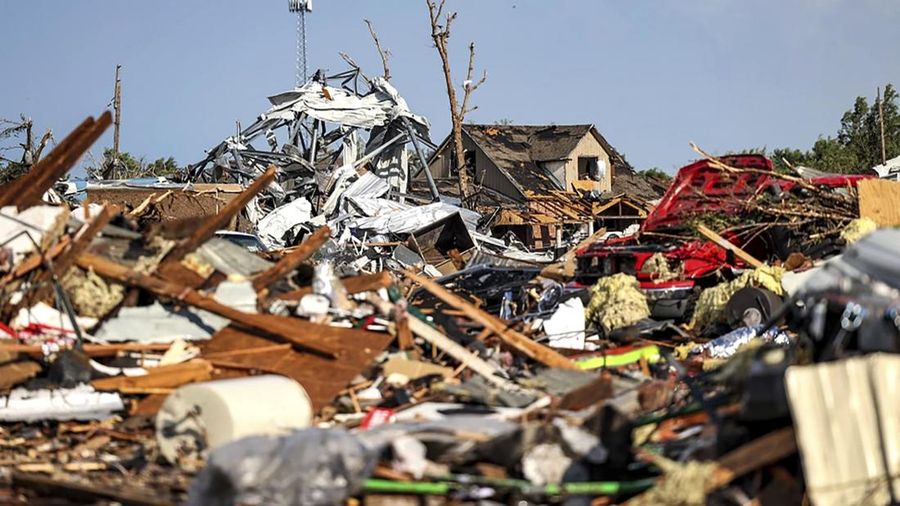 Tornado dahsyat menerjang kota di Texas utara, Amerika Serikat dan menyebabkan kehancuran. (AP/Rand McDonald)