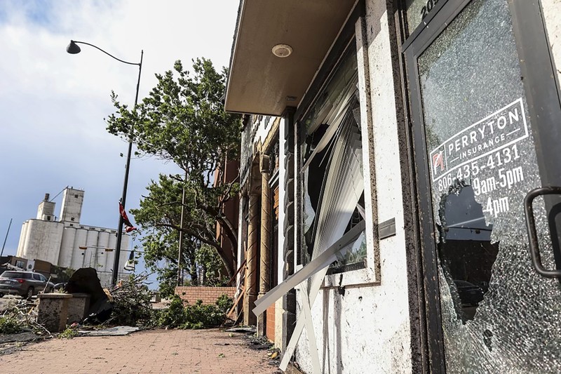 Tornado dahsyat menerjang kota di Texas utara, Amerika Serikat dan menyebabkan kehancuran. (AP/Rand McDonald) Tornado dahsyat menerjang kota di Texas utara, Amerika Serikat dan menyebabkan kehancuran. (AP/Rand McDonald)