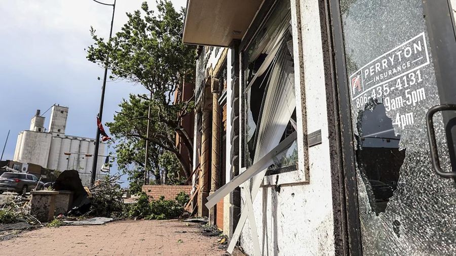 Tornado dahsyat menerjang kota di Texas utara, Amerika Serikat dan menyebabkan kehancuran. (AP/Rand McDonald)