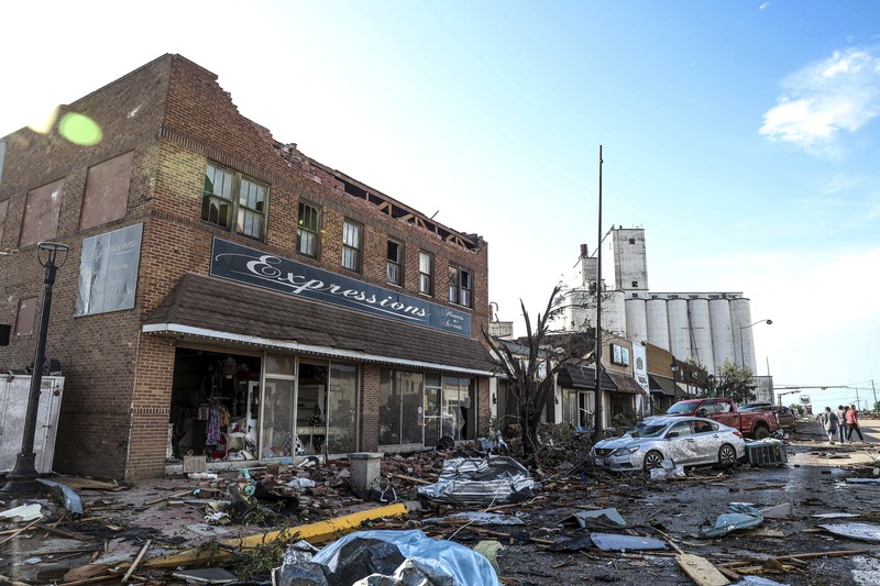 Tornado dahsyat menerjang kota di Texas utara, Amerika Serikat dan menyebabkan kehancuran. (AP/Rand McDonald)
