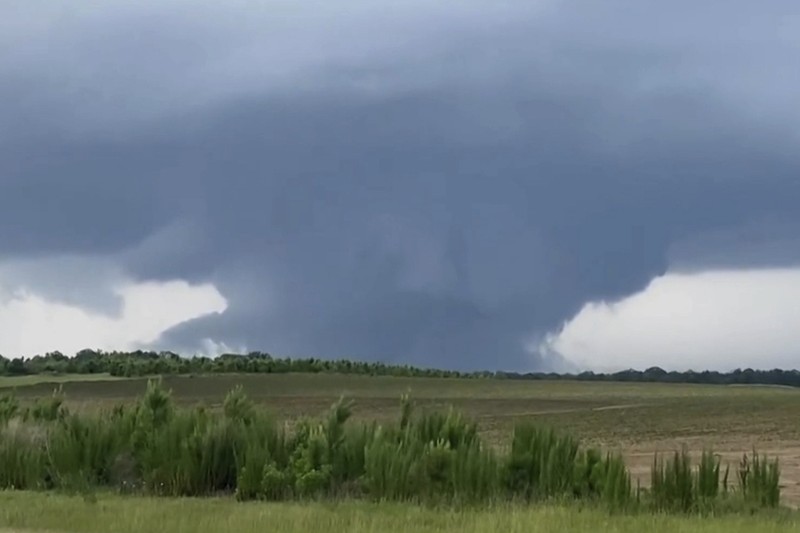 Tornado dahsyat menerjang kota di Texas utara, Amerika Serikat dan menyebabkan kehancuran. (AP/Rand McDonald)