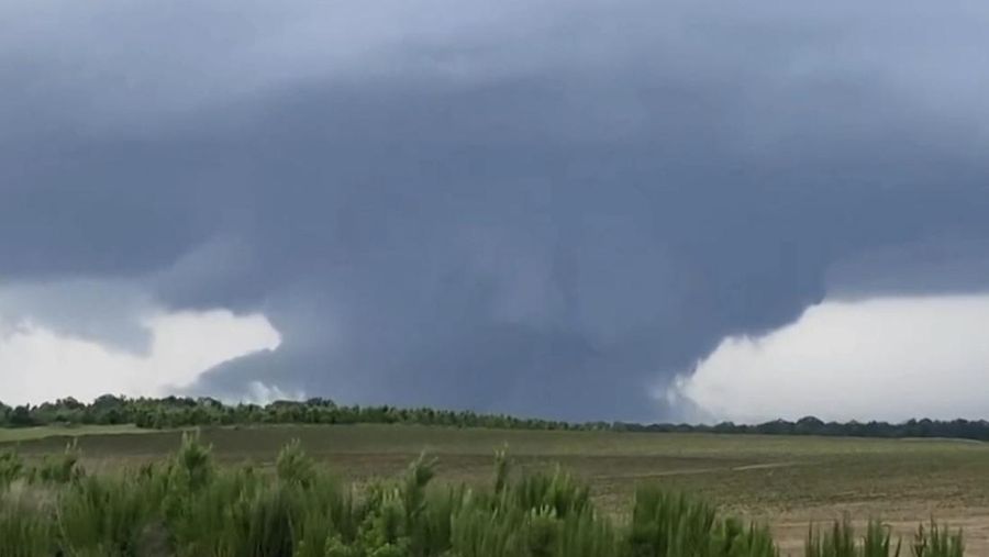 Tornado dahsyat menerjang kota di Texas utara, Amerika Serikat dan menyebabkan kehancuran. (AP/Rand McDonald)