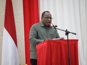 Jokowi Teken Pemberhentian John Wempi dari Wamendagri karena Maju Pilkada