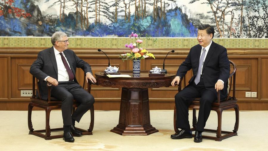Dalam foto yang dirilis oleh Kantor Berita Xinhua China ini, Bill Gates, kiri, bertemu dengan Presiden China Xi Jinping di Beijing, Jumat, 16 Juni 2023. Co-founder Microsoft Bill Gates telah bertemu dengan Presiden China Xi Jinping hanya beberapa hari setelah berkunjung ke Beijing oleh CEO Tesla Elon Musk. CCTV penyiar negara menunjukkan Xi mengatakan dia senang melihat Gates, yang dia sebut sebagai 