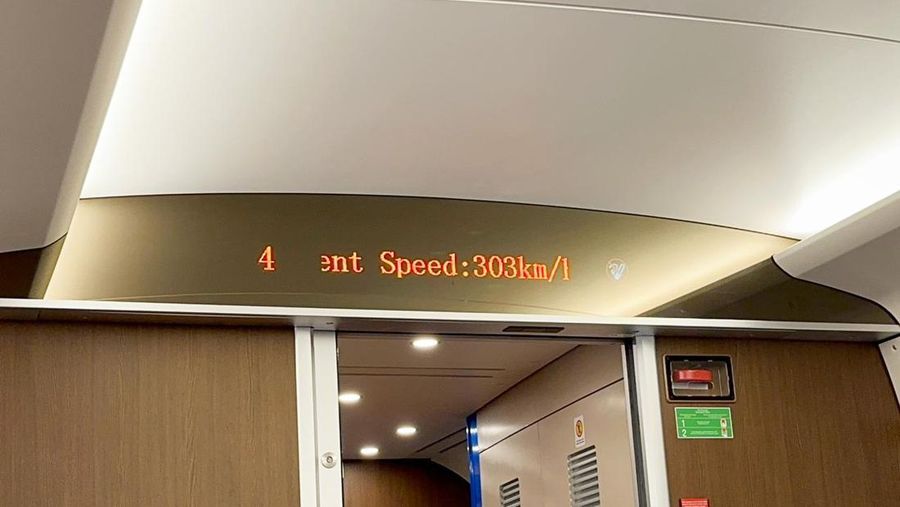 Kereta Api Cepat Jakarta Bandung terus meningkatkan laju uji cobanya dimana saat ini kecepatannya sudah mencapai 300 kilometer per jam. (Dok. KCIC)