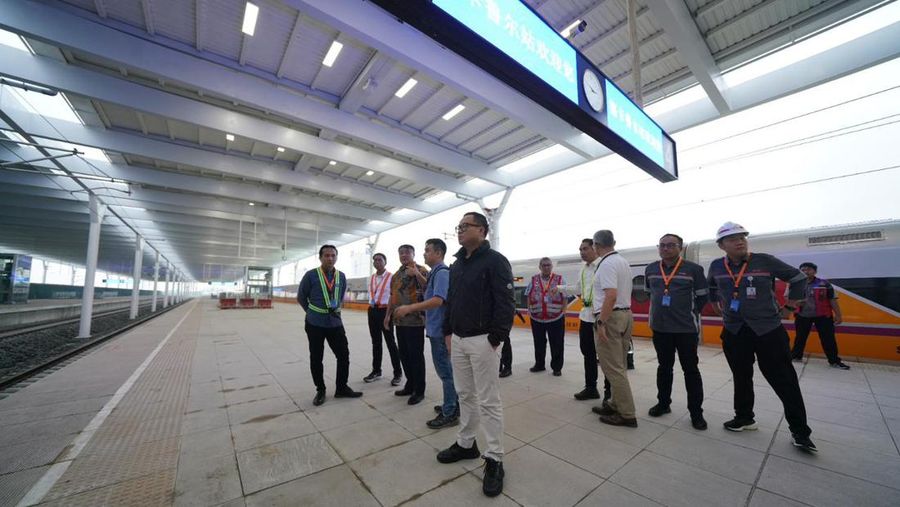 Kereta Api Cepat Jakarta Bandung terus meningkatkan laju uji cobanya dimana saat ini kecepatannya sudah mencapai 300 kilometer per jam. (Dok. KCIC)