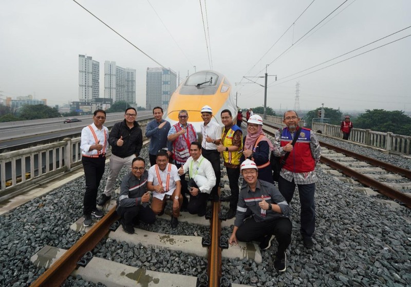 Kereta Api Cepat Jakarta Bandung terus meningkatkan laju uji cobanya dimana saat ini kecepatannya sudah mencapai 300 kilometer per jam. Kereta Api Cepat Jakarta Bandung terus meningkatkan laju uji cobanya dimana saat ini kecepatannya sudah mencapai 300 kilometer per jam. (Dok. KCIC)