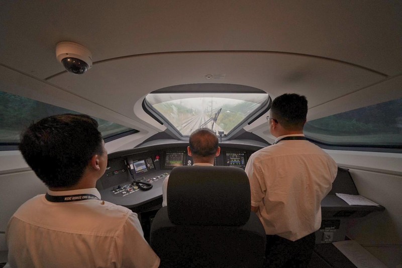 Kereta Api Cepat Jakarta Bandung terus meningkatkan laju uji cobanya dimana saat ini kecepatannya sudah mencapai 300 kilometer per jam. Kereta Api Cepat Jakarta Bandung terus meningkatkan laju uji cobanya dimana saat ini kecepatannya sudah mencapai 300 kilometer per jam. (Dok. KCIC)