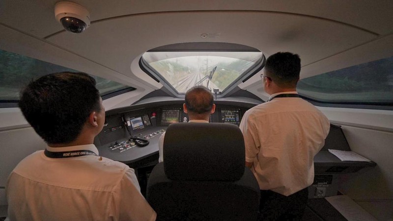 Kereta Api Cepat Jakarta Bandung terus meningkatkan laju uji cobanya dimana saat ini kecepatannya sudah mencapai 300 kilometer per jam. (Dok. KCIC)