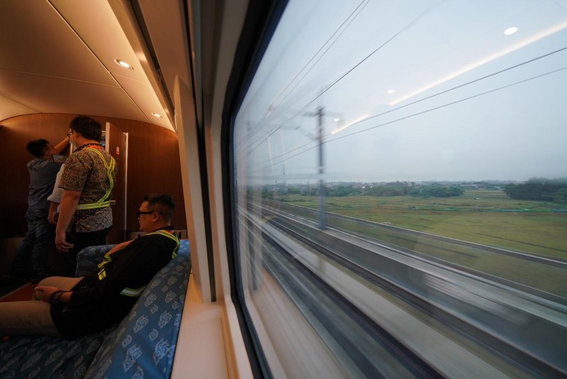Kereta Api Cepat Jakarta Bandung terus meningkatkan laju uji cobanya dimana saat ini kecepatannya sudah mencapai 300 kilometer per jam. Kereta Api Cepat Jakarta Bandung terus meningkatkan laju uji cobanya dimana saat ini kecepatannya sudah mencapai 300 kilometer per jam. (Dok. KCIC)
