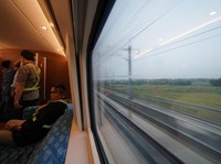 Wussh! Kereta Cepat Ngebut 350 Km/Jam, JKT-BDG Cuma 30 Menit