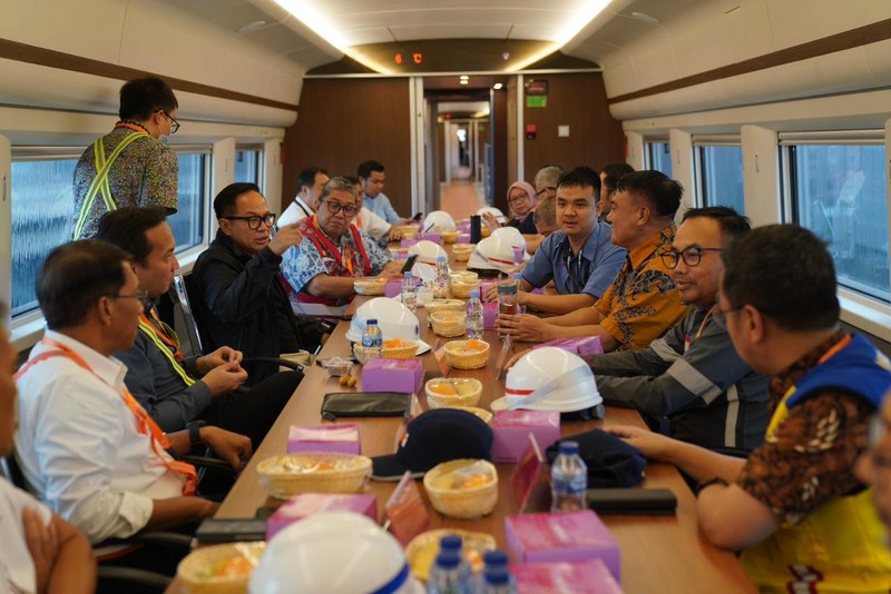 Kereta Api Cepat Jakarta Bandung terus meningkatkan laju uji cobanya dimana saat ini kecepatannya sudah mencapai 300 kilometer per jam. Kereta Api Cepat Jakarta Bandung terus meningkatkan laju uji cobanya dimana saat ini kecepatannya sudah mencapai 300 kilometer per jam. (Dok. KCIC)
