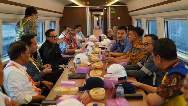 Kereta Api Cepat Jakarta Bandung terus meningkatkan laju uji cobanya dimana saat ini kecepatannya sudah mencapai 300 kilometer per jam. (Dok. KCIC)