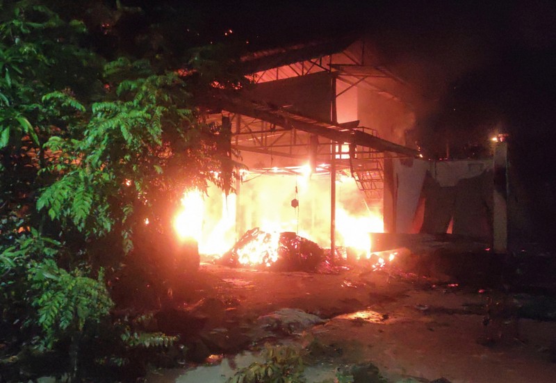 Rumah seorang menteri federal India dibakar oleh massa di negara bagian terpencil di timur laut Manipur, India. Rumah seorang menteri federal India dibakar oleh massa di negara bagian terpencil di timur laut Manipur, India. (Tangkapan Layar Reuters/ANI)