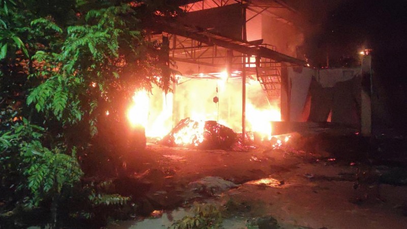 Rumah seorang menteri federal India dibakar oleh massa di negara bagian terpencil di timur laut Manipur, India. (Tangkapan Layar Reuters/ANI)