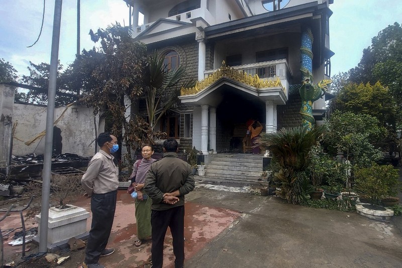 Rumah seorang menteri federal India dibakar oleh massa di negara bagian terpencil di timur laut Manipur, India. (Tangkapan Layar Reuters/ANI)