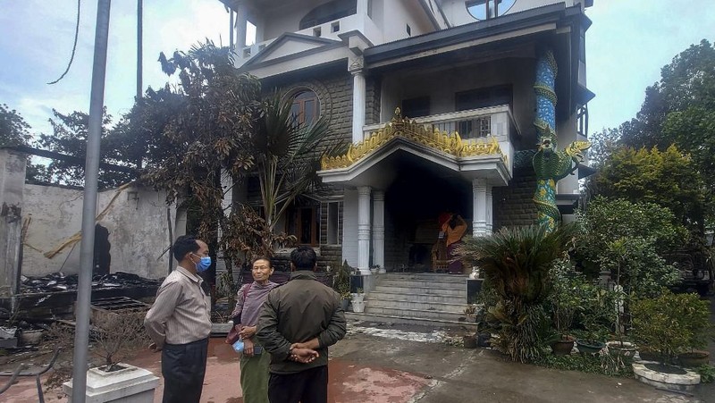 Rumah seorang menteri federal India dibakar oleh massa di negara bagian terpencil di timur laut Manipur, India. (Tangkapan Layar Reuters/ANI)