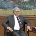 Belajar dari Bill Gates, Cuan Rp 1.820 T dari Atas Ranjang