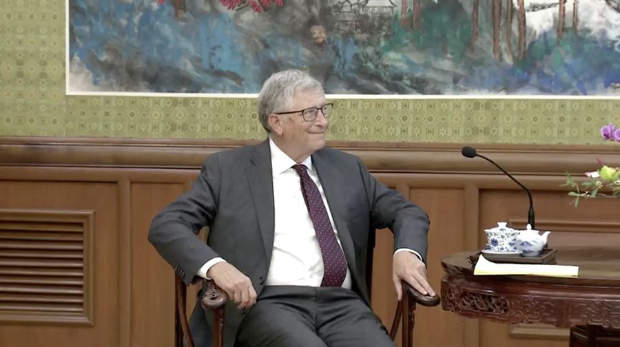 Presiden China Xi Jinping bertemu dengan Bill Gates, Jumat (16/6/2023). (Tangkapan Layar Video Reuters/CHINA CENTRAL TELEVISION (CCTV))