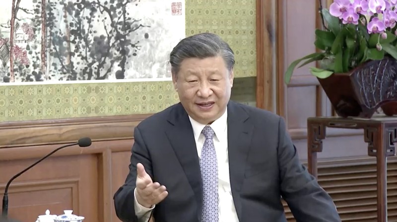 Dalam foto yang dirilis oleh Kantor Berita Xinhua China ini, Bill Gates, kiri, bertemu dengan Presiden China Xi Jinping di Beijing, Jumat, 16 Juni 2023. Co-founder Microsoft Bill Gates telah bertemu dengan Presiden China Xi Jinping hanya beberapa hari setelah berkunjung ke Beijing oleh CEO Tesla Elon Musk. CCTV penyiar negara menunjukkan Xi mengatakan dia senang melihat Gates, yang dia sebut sebagai 