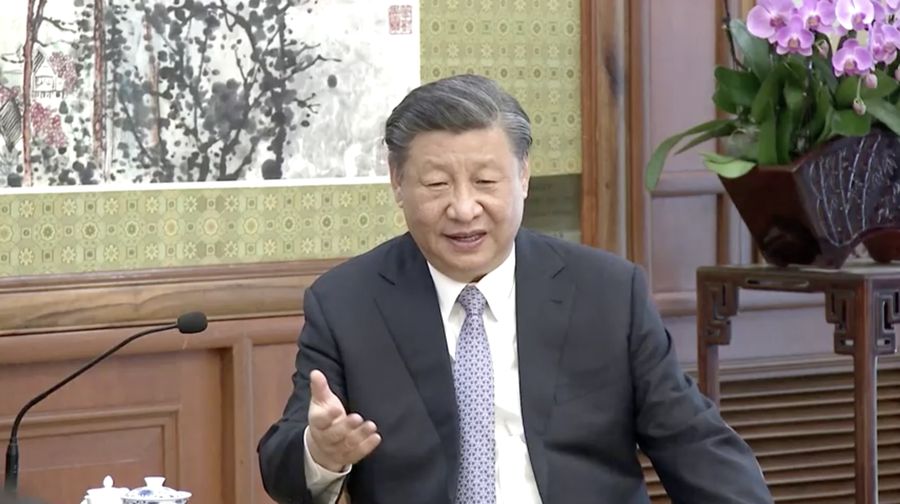 Presiden China Xi Jinping bertemu dengan Bill Gates, Jumat (16/6/2023). (Tangkapan Layar Video Reuters/CHINA CENTRAL TELEVISION (CCTV))