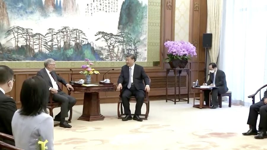 Dalam foto yang dirilis oleh Kantor Berita Xinhua China ini, Bill Gates, kiri, bertemu dengan Presiden China Xi Jinping di Beijing, Jumat, 16 Juni 2023. Co-founder Microsoft Bill Gates telah bertemu dengan Presiden China Xi Jinping hanya beberapa hari setelah berkunjung ke Beijing oleh CEO Tesla Elon Musk. CCTV penyiar negara menunjukkan Xi mengatakan dia senang melihat Gates, yang dia sebut sebagai 