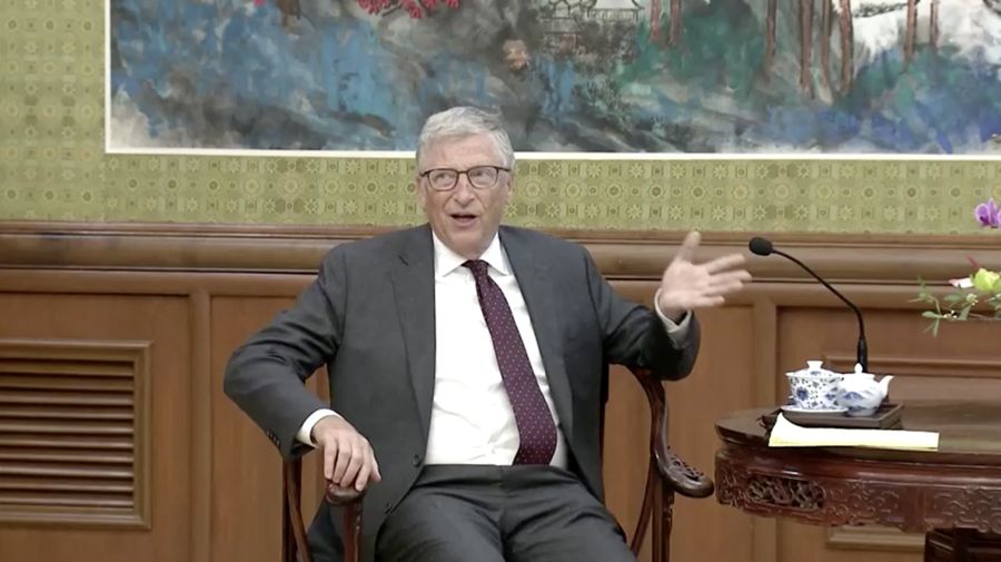 Presiden China Xi Jinping bertemu dengan Bill Gates, Jumat (16/6/2023). (Tangkapan Layar Video Reuters/CHINA CENTRAL TELEVISION (CCTV))
