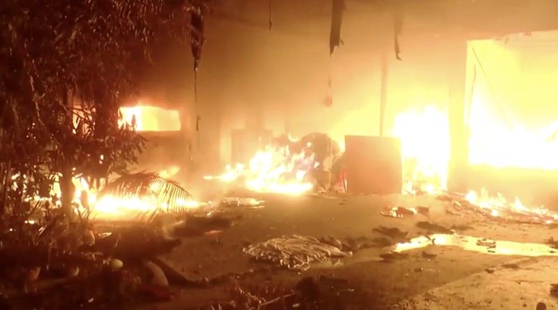 Rumah seorang menteri federal India dibakar oleh massa di negara bagian terpencil di timur laut Manipur, India. Rumah seorang menteri federal India dibakar oleh massa di negara bagian terpencil di timur laut Manipur, India. (Tangkapan Layar Reuters/ANI)