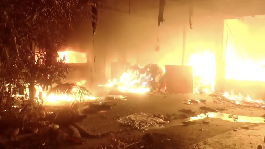 Rumah seorang menteri federal India dibakar oleh massa di negara bagian terpencil di timur laut Manipur, India. (Tangkapan Layar Reuters/ANI)