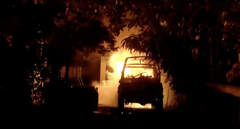 Rumah seorang menteri federal India dibakar oleh massa di negara bagian terpencil di timur laut Manipur, India. (Tangkapan Layar Reuters/ANI)