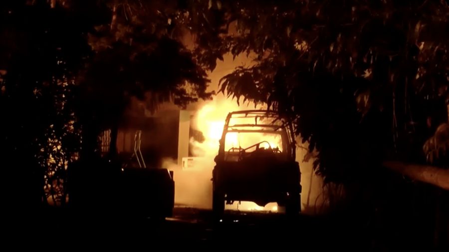 Rumah seorang menteri federal India dibakar oleh massa di negara bagian terpencil di timur laut Manipur, India. (Tangkapan Layar Reuters/ANI)